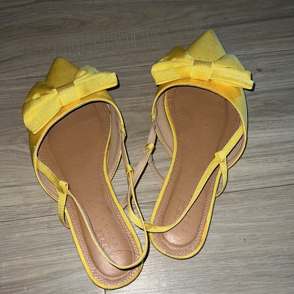 ASOS DESIGN Wide Fit Lido bow ballet flats in yellow - Picture 3 of 4
